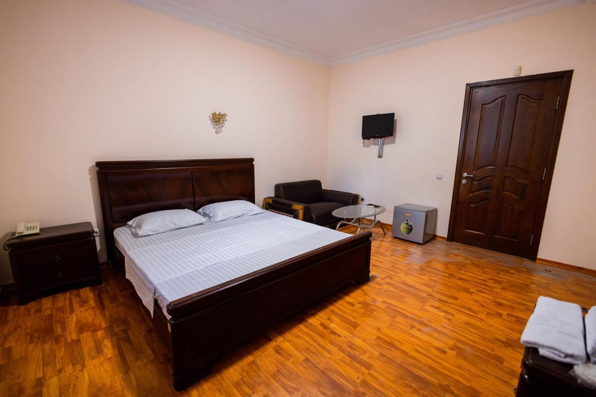 Yan Hotel Yerevan Exterior photo