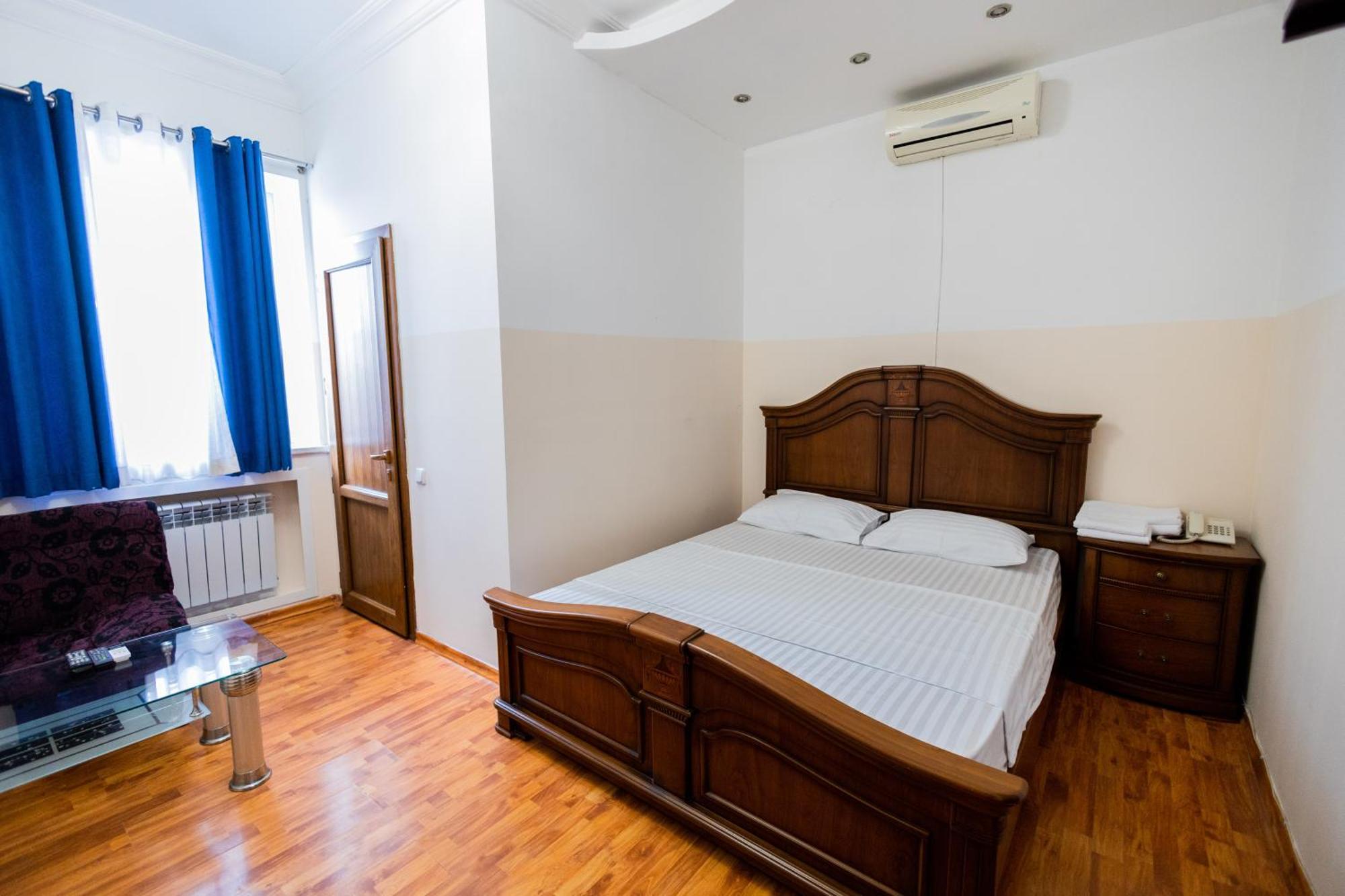 Yan Hotel Yerevan Exterior photo