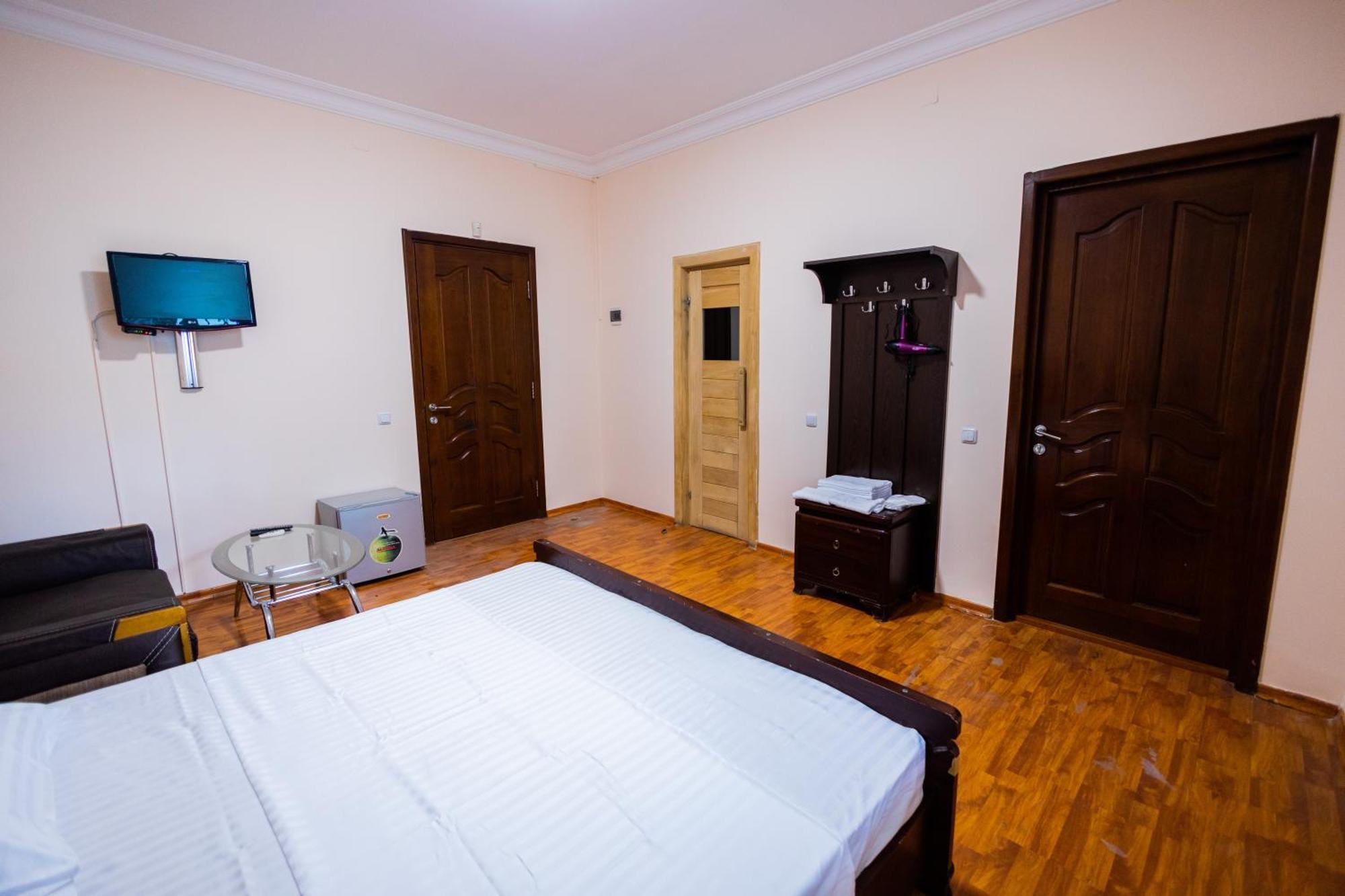 Yan Hotel Yerevan Exterior photo