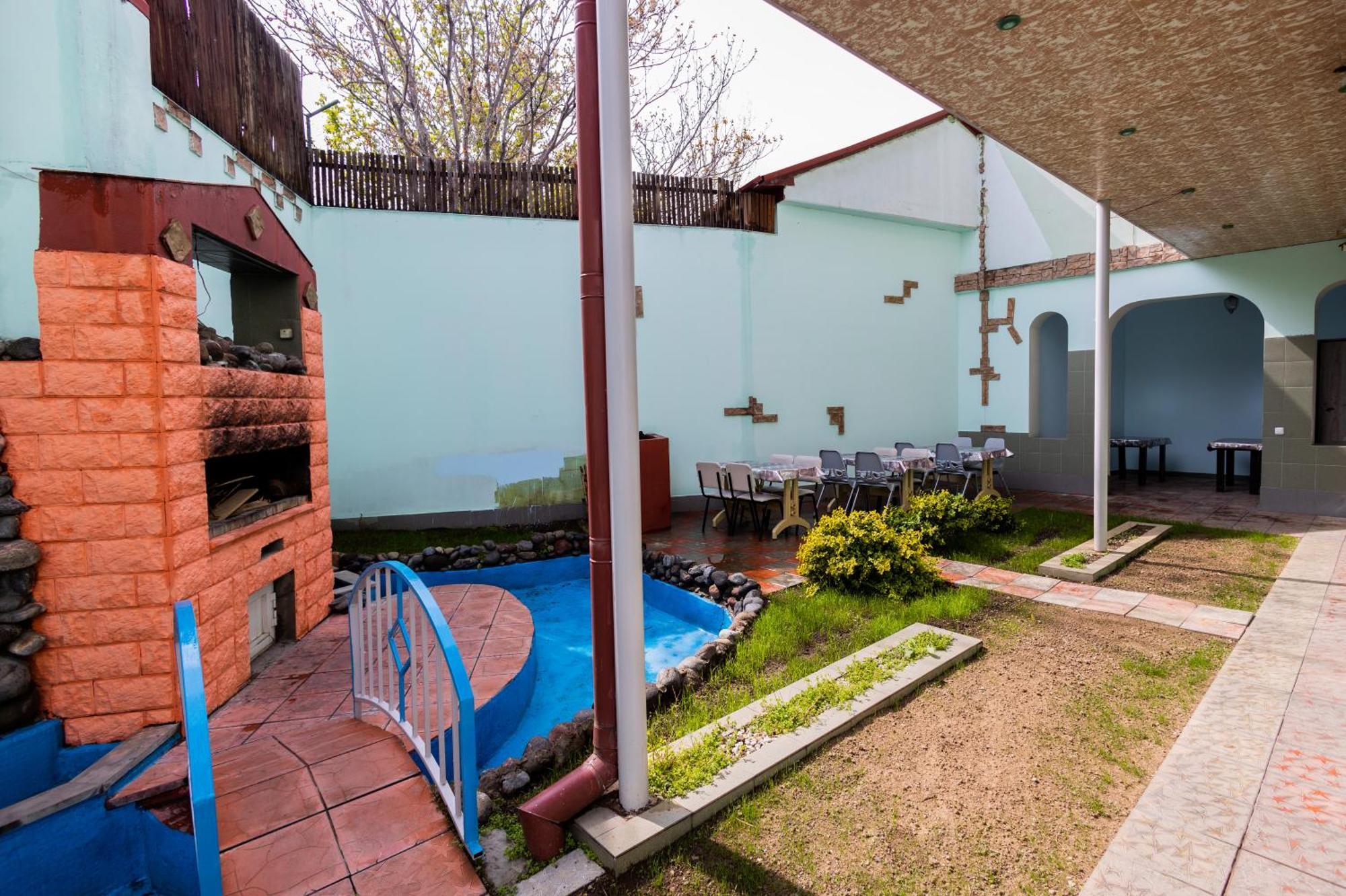 Yan Hotel Yerevan Exterior photo