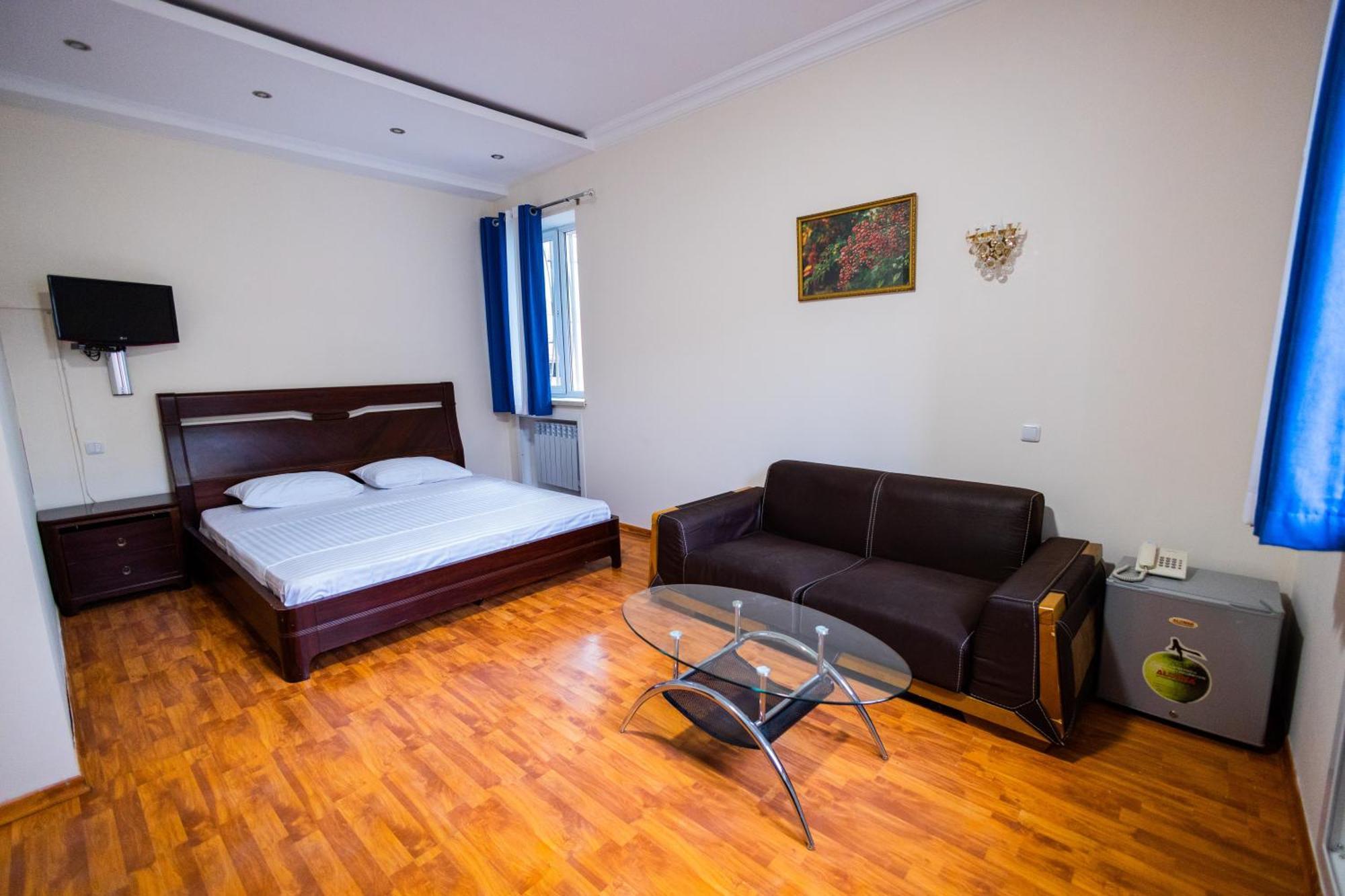 Yan Hotel Yerevan Exterior photo